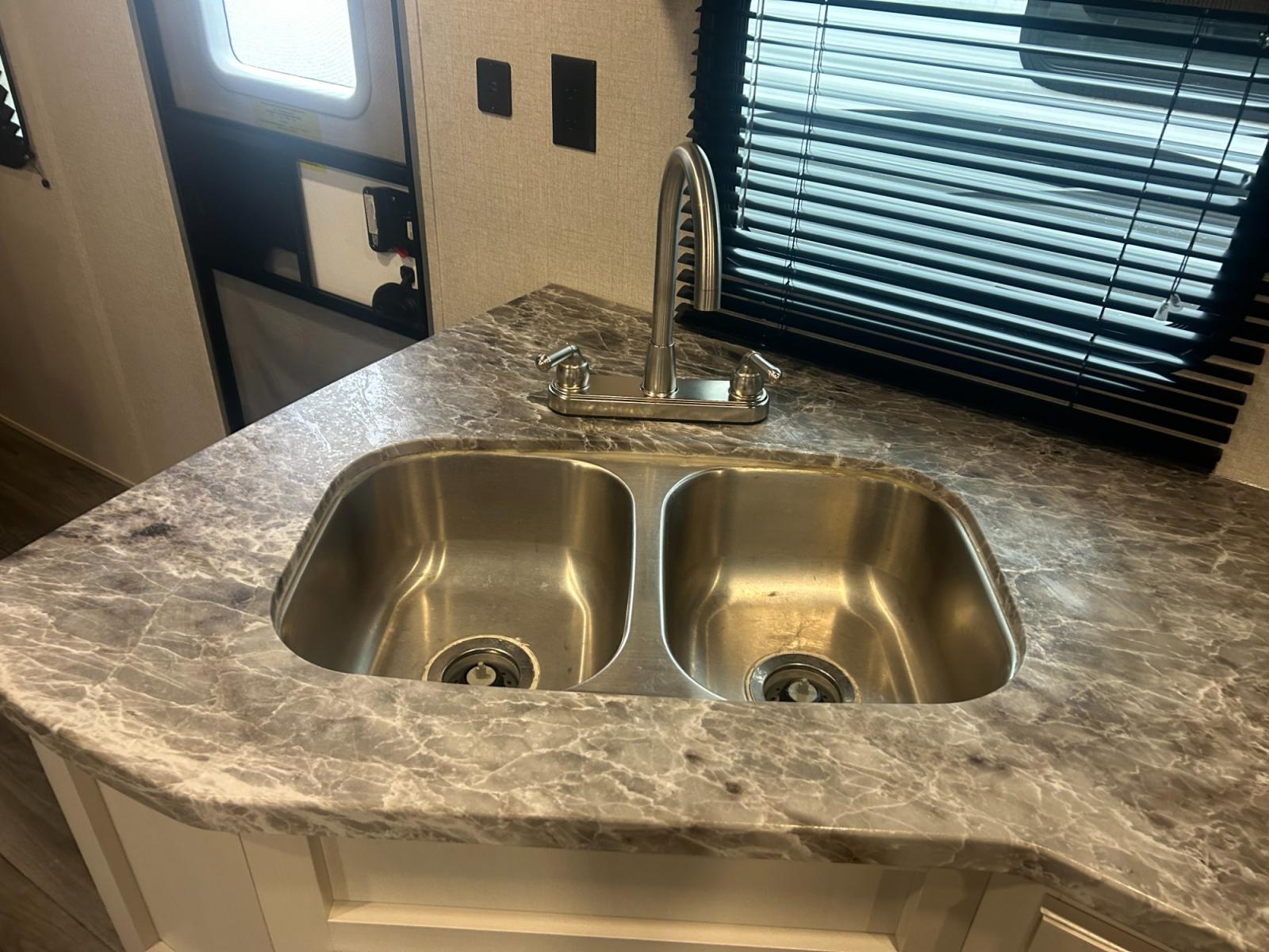 2021 White /TAN Highland Ridge RV, Inc OPEN RANGE 26BHS (58TBH0BP7M1) , located at 17760 Hwy 62, Morris, OK, 74445, 35.609104, -95.877060 - 2021 HIGHLAND RIDGE OPEN RANGE IS PERFECT FOR A SMALL FAMILY OR A LARGE. THIS CAMPER IS 30.5FT LONG AND WILL SLEEP 10 PEOPLE. FEATURES A 16FT POWER AWNING, OUTSIDE STORAGE, DOUBLE AXEL, SINGLE SLIDE OUT, POWER HITCH, AND MANUAL JACKS. IN THE FRONT OF THIS CAMPER IS A QUEEN SIZED BED WITH OVERHEAD ST - Photo #13